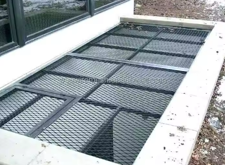 Robust Metal Diamond Mesh Window Well Cover Zaprojektowany do dużej pojemności obciążeniowej