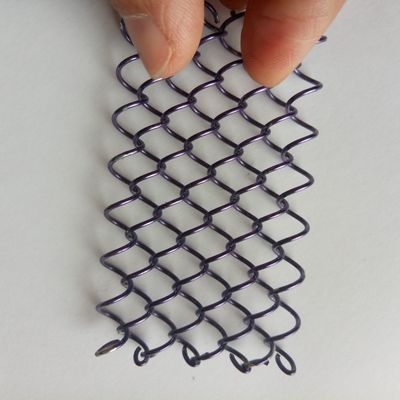 Drut aluminiowy w kolorze złotym. Metalowa kurtyna z draperą do dzielnika pokoju