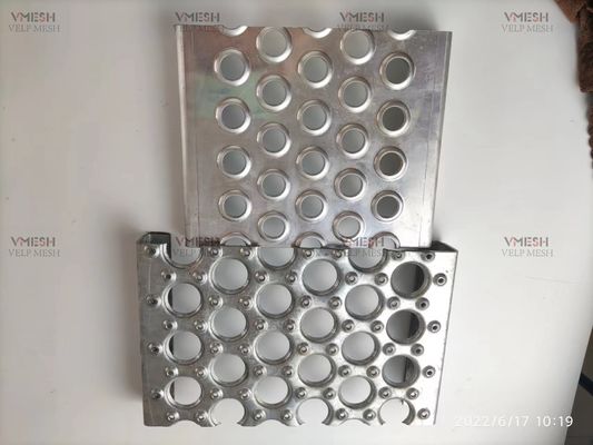 Aluminiowa kratka antypoślizgowa z okrągłymi otworami 3,5 mm do stopni schodowych