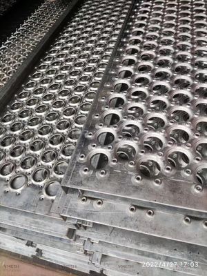 Aluminiowa kratka antypoślizgowa z okrągłymi otworami 3,5 mm do stopni schodowych