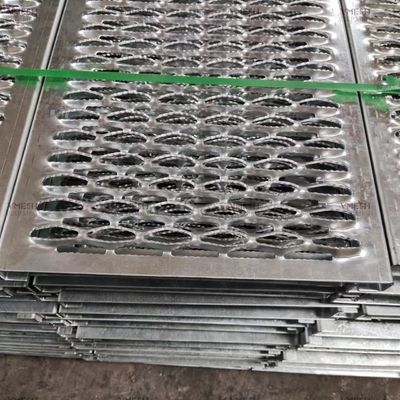 Kratka chodnikowa metalowa ząbkowana z otworami diamentowymi wykonana fabrycznie na zamówienie