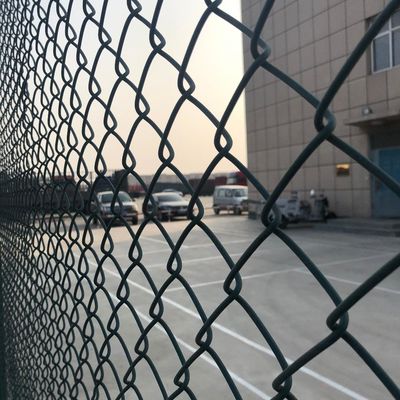 50 * 50mm Gorąco zanurzony galwanizowany łańcuch łącza drutu sieciowego Ogrodzenie do siatki piłkarskiej