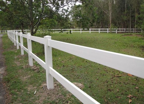 Ogrodzenie dla koni z białego PVC o wysokości 1,8 m