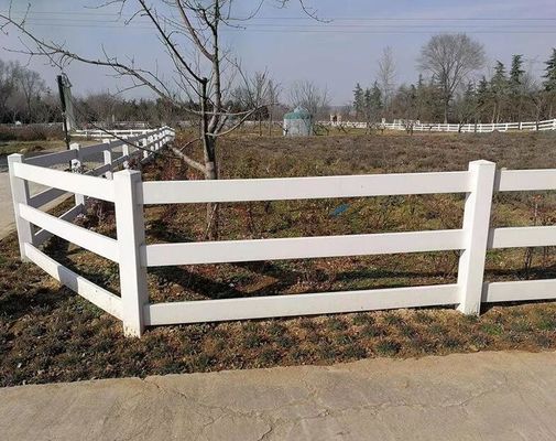 Biały płot z PVC przeciw wspinaczkom
