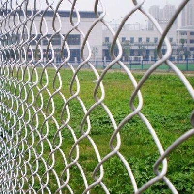 50 * 50mm Gorąco zanurzony galwanizowany łańcuch łącza drutu sieciowego Ogrodzenie do siatki piłkarskiej