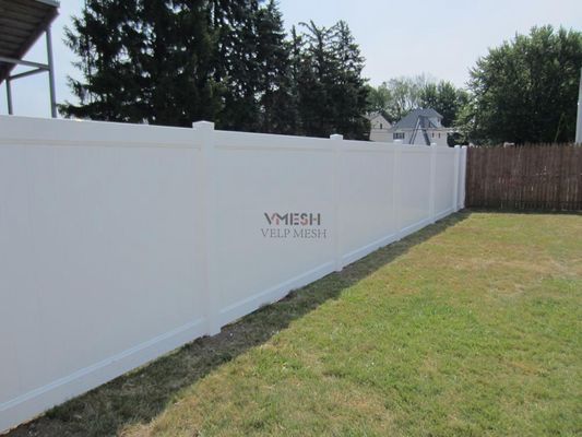 Białe ogrodzenie z PVC 6x8 stóp zapewniające prywatność na podwórkach
