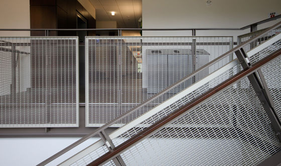 Wewnętrzne zewnętrzne antykorozyjne Cusomized otwór Deign zamek Crimp Woven Wire Safety Crimped Mesh Ogrodzenie balustrady