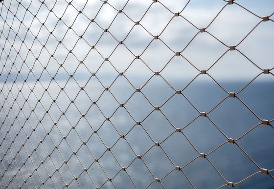 Miękka siatka druciana ze stali nierdzewnej z kątami otwarcia oczek 60° i ocynkowanym wykończeniem, polerowana do ochrony budynków