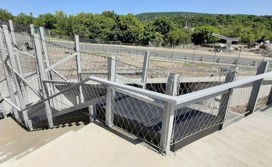 Miękka siatka druciana ze stali nierdzewnej z kątami otwarcia oczek 60° i ocynkowanym wykończeniem, polerowana do ochrony budynków