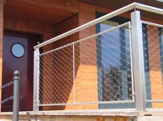 Siatka ochronna do balustrady schodowej ze stali nierdzewnej AISI 304/316 z liną stalową i cynkiem