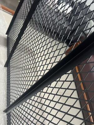 Robust Metal Diamond Mesh Window Well Cover Zaprojektowany do dużej pojemności obciążeniowej