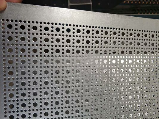 Galwanizowana płytka metalowa z otworem okrągłym z przewierconą siatką o szerokości 36"