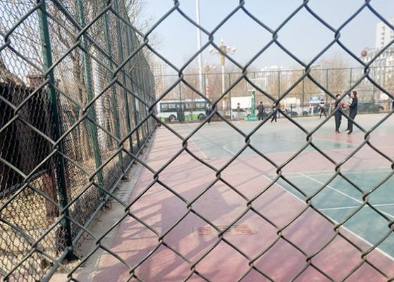 Ogrodzenie z siatki łańcuchowej ocynkowanej i powlekanej PVC w kolorze czarnym do boisk sportowych