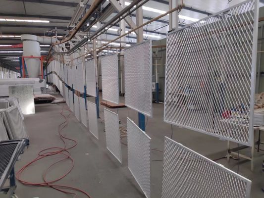 malowanie proszkowe siatka metalowa cięto-ciągniona w kolorze białym do elewacji ściennych
