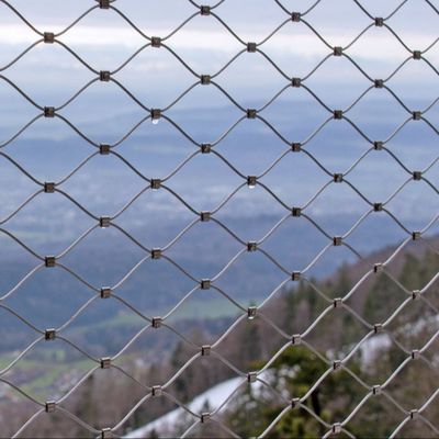 Siatka ochronna do balustrady schodowej ze stali nierdzewnej AISI 304/316 z liną stalową i cynkiem