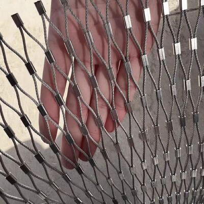 Włókno sieciowe z przyrządem napędowym do ochrony przed upadkiem