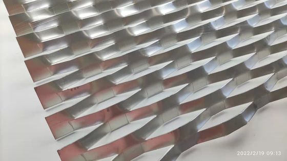 Zewnętrzna siatka metalowa z rozszerzoną siatką diamentową Dekoracyjna okładzina ścienna Drut aluminiowy