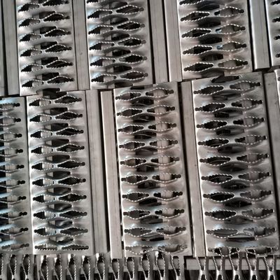Antypoślizgowa krata diamentowa z desek aluminiowych 12-stopniowy stalowy chodnik